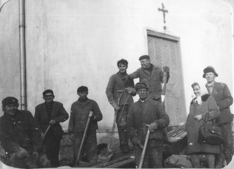 parafia polskokatolicka 1_25.jpg - Rok 1972. Prace przy budowie fundamentów pod wieżę kościelną